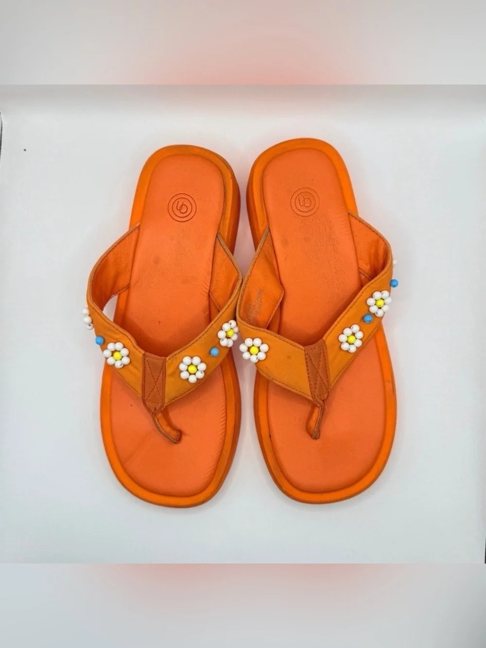 Urban Outfitters Orange Beaded Daisy Flip Flop Sandals Women’s Size 9